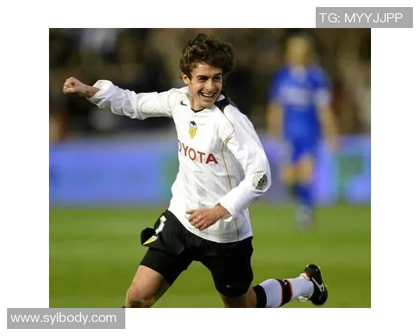 小孩足球球星默契配合展现成长与梦想的力量