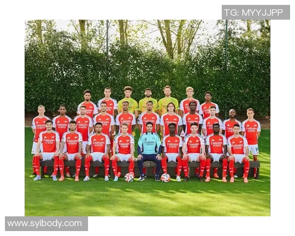 机场偶遇足球巨星签名合影成热门话题粉丝疯狂追逐明星身影