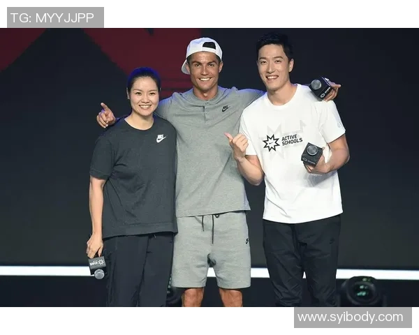 群星闪耀绿茵场 今年足坛巨星齐聚留下难忘经典合影