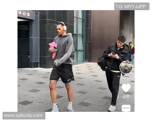 足球球星带耳机街拍潮流时尚展现个性与魅力